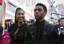 Chadwick Boseman reçoit une étoile posthume sur le Hollywood Walk of Fame en hommage à son héritage cinématographique découvrez comment chadwick boseman est honoré à hollywood, célébrant son héritage et son impact inoubliable dans le cinéma.