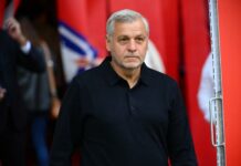 Lille : Genesio défend Özer et tempère les critiques genesio apporte son soutien à özer lors de l'événement à lille, mettant en avant leur collaboration et engagement commun.