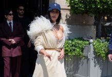 Kim Kardashian confie son ras-le-bol face aux agissements de Kanye West découvrez les récentes déclarations de kim kardashian où elle exprime son ras-le-bol contre kanye west, dévoilant les tensions croissantes entre les deux stars.