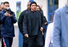 Quand Orelsan taquine Mbappé : la réponse cinglante du footballeur à Caen découvrez la réponse de kylian mbappé à orelsan lors de leur rencontre à caen, un échange surprenant entre deux icônes françaises.