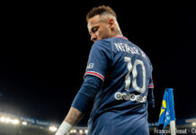 Santos : Neymar marque mais sème aussi le trouble… découvrez les moments forts de neymar : ses buts spectaculaires et les controverses qui ont marqué sa carrière.