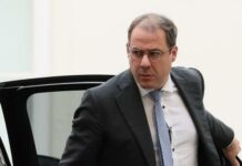 Mercato à Norwich : Philippe Clement officiellement nommé entraîneur principal philippe clement est officiellement nommé entraîneur de norwich. découvrez ses ambitions et le nouveau projet du club avec ce coach expérimenté.