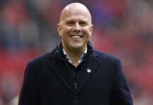 Liverpool : Slot fait le point sur son avenir explorez les perspectives d'avenir de slot à liverpool, ses ambitions et son impact potentiel sur le club.