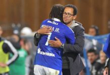 Strasbourg : Rosenior explique ses décisions audacieuses avec assurance découvrez comment rosenior explique ses décisions audacieuses et les raisons derrière ses choix stratégiques.