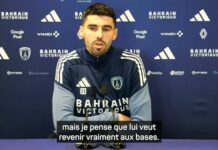 Chelsea : Rosenior est impatient de défier le PSG ! rosenior exprime son impatience à défier le psg, prêt à relever le défi contre le géant du football français.