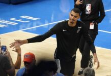 Victor Wembanyama réagit aux violences aux États-Unis : « Je suis profondément horrifié » victor wembanyama condamne fermement les violences aux états-unis, appelant à la paix et à l'unité face aux tensions actuelles.