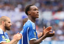 Emegha se livre et échange avec ses fans emegha échange avec ses fans : découvrez des moments privilégiés, des interactions authentiques et des échanges passionnés avec votre artiste préféré.