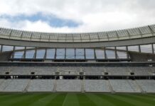 Paris Brunner bientôt en sélection allemande ? Sa forme étincelante relance le débat Photo d'illustration : Tribunes vides d'un grand stade et pelouse rayée avec rond central
