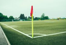 Manchester United : Michael Carrick au bord du gouffre après l’humiliation en Ligue des Champions Photo d'illustration : Drapeau de corner rouge sur un terrain de football vide