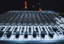 BORO700 devant la justice : un an de sursis et 10 000 € d’amende requis pour apologie du terrorisme Photo d'illustration : Console de mixage en studio