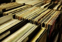 Boro700 poursuivi pour apologie du terrorisme après un titre controversé Photo d'illustration : Bacs de disques vinyles d'occasion chez un disquaire lyonnais
