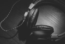 Ancien employé d’Eminem reconnu coupable : jusqu’à cinq ans de prison pour vol de titres inédits Photo d'illustration : Casque audio à coussinets en cuir posé sur une table en bois